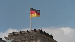 Eine wehende Deutschlandfahne vor dem Himmel. © NDR 