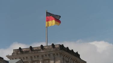 Eine wehende Deutschlandfahne vor dem Himmel. © NDR 
