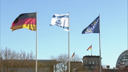 Gehisste Flaggen von Deutschland, Israel und Europa © NDR 