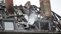 Ausgebrannter Dachstuhl eines Wohnhauses in Duisburg. Bei dem Brand starben vier Menschen. © dpa / picture-alliance Foto: Maja Hitij