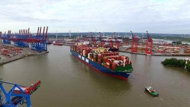 Containerschiff im Hamburger Hafen  
