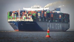 Containerschiff im Hamburger Hafen - Mediathek Thumb  