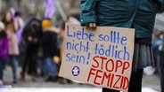 Frauen protestieren an einer Demonstration gegen Tötungsdelikte an Frauen (11. Dezember 2021  Zürich) © picture alliance/KEYSTONE | MICHAEL BUHOLZER Foto: MICHAEL BUHOLZER