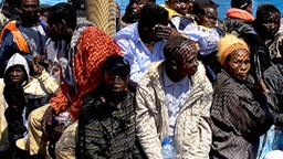 Afrikanische Flüchtlinge in einem Boot  