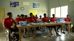 Afrikanische Kinder in der Schule © NDR Foto: Screenshot