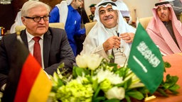 Bundesaußenminister Frank-Walter Steinmeier (SPD, l) sitzt neben dem saudischen Wirtschaftsminister Adel Fakeih © dpa / Picture-alliance Foto: Michael Kappeler