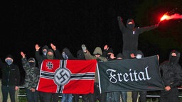 Die "Gruppe Freital" posiert vor einer Hakenkreuzfahne © NDR Foto: Screenshot