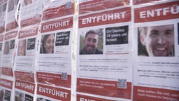 Aushängen mit Fotos von entführten Geiseln aus Israel. © NDR 