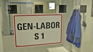 Ein Schild mit dem Schriftzug "Gen-Labor S 1". © NDR 