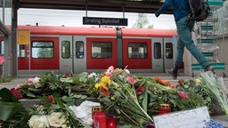 Blumen am Bahnhof von Grafing sollen an die Opfer einer Messerattacke erinnern. © dpa Foto: Peter Kneffel