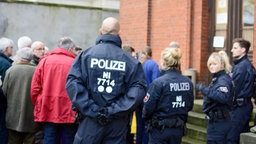 Polizei und Besucher vor dem Gerichtsgebäude in Verden. © NDR Foto: Julian Feldmann
