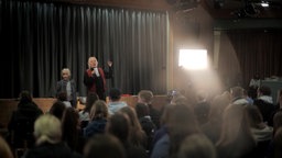 Manfred Hüllen spricht vor Schülern. © NDR 