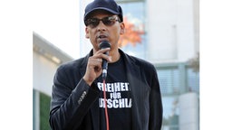 Xavier Naidoo bei einem Protest in Berlin. Er trägt ein T-Shirt mit der Aufschrift Freiheit für Deutschland. © picture alliance / AA Foto: Cuneyt Karadag