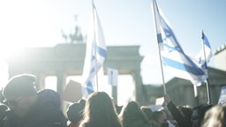 Eine Demo mit israelischen Flaggen vor dem Berliner Tor © NDR 