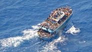 Stark überfülltes Flüchtlingsschiff auf dem Meer. © NDR 