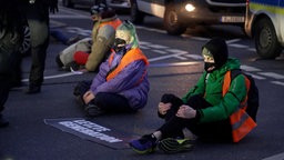 Klimaaktivisten der "letzten Generation" blockieren eine Straße. © NDR/ARD Foto: Screenshot