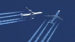 Hochbetrieb am Himmel - zwei Flugzeuge fliegen scheinbar sehr nahe aneinander vorbei. © picture-alliance/ dpa Foto: PA Lewis Whyld