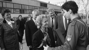 Die Volksbildungsministerin Margot Honecker wird 1986 von einem FDJler in der Metallbearbeitung im VEB Robotron Elektronik in Dresden begrüßt. © picture-alliance/ ZB 