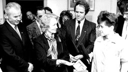 Margot Honecker in einem Betrieb in Dresden  