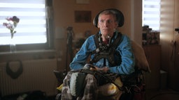 Harald Mayer im Rollstuhl in seiner Wohnung. © NDR 
