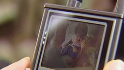 Babyfon-Bilder auf einem mobilen Überwachungsgerät. © NDR 