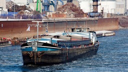 Binnenschiff im Industriehafen an der Elbe in Magdeburg © dpa - Report Foto: Andreas Lander