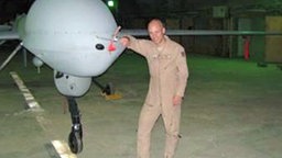 Der ehemalige US-Drohnen-Piloten Brandon Bryant vor einer Kampfdrohne.  