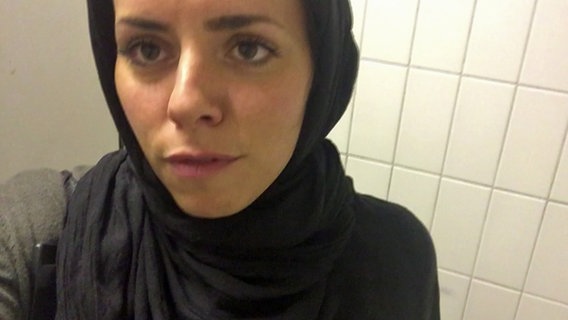 Alena Jabarine als Zeyna Mahameed  in der Zentralen Erstaufnahmestelle in Hamburg-Harburg  