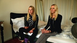 Katharina Korbjuhn und Amelie Heimann betreuen Ferienwohnungen, die über Sharing-Portale angeboten werden. © NDR/ARD