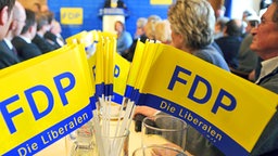 FDP-Fahnen auf einem Tisch  
