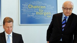 Guido Westerwelle (li.) und Bundeswirtschaftsminister Rainer Brüderle nehmen am 28.03.2011 in Berlin an einer FDP-Präsidiumssitzung teil. © dpa-Bildfunk Foto: Maurizio Gambarini