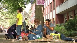 Menschen lagern vor dem Landesamt für Gesundheit und Soziales Berlin (LaGeSo).