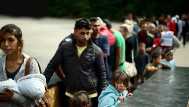 Flüchtlinge in Ellwangen, Baden-Württemberg, stehen in einer Schlange an  