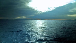 Mittelmeer und Horizont bei aufkommender Dunkelheit in der Ägäis. © ARD/NDR 