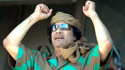 Libyens Staatschef Muammar Gaddafi reckt die Fäuste in die Höhe © dpa Foto: epa Sabri El Mhedwi