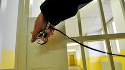 Gefängnistür wird aufgeschlossen © dpa - Report Foto: Uwe Zucchi
