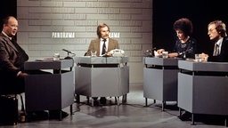 Dagobert Lindlau, Moderator Dr. Gerhard Bott, Luc Jochimsen und Stefan Aust sitzen 1975 im Panorama-Studio des NDR. © NDR Foto: Annemarie Aldag