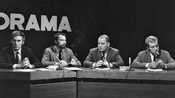 Dr. Gerhard Bott, Lutz Lehmann, Ulrich Happel und eine weitere Person sitzen im 1969 im Panorama-Studio des NDR. Auf dem Tisch stehen Aschenbecher und es wird geraucht. © NDR Foto: Annemarie Aldag