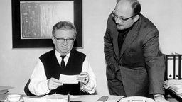 Sie gelten als die Väter von Panorama: Rüdiger Proske und Gerd von Paczensky bei einer Redaktionsbesprechung 1961. © NDR Foto: Panorama
