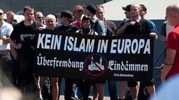 Neonazis demonstrieren gegen den Islam. © Julian Feldmann Foto: Julian Feldmann