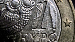 Eine griechische Euro-Münze im Anschnitt. © dpa-Bildfunk Foto: Karl-Josef Hildenbrand
