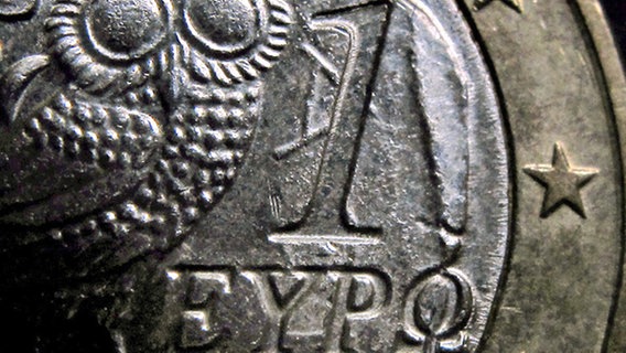 Eine griechische Euro-Münze im Anschnitt. © dpa-Bildfunk Foto: Karl-Josef Hildenbrand