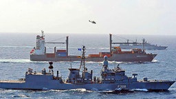 Die Hansa Stavanger auf dem Weg nach Mombasa, begleitet von eine Fregatte der Bundeswehr  