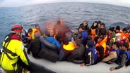 Freiwillige Seenotretter vor der griechischen Insel Lesbos. © NDR/ARD 