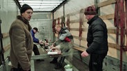Ein Leben auf der Ladefläche: LKW-Fahrer aus Weißrussland warten auf ihre Fracht.  