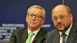EU-Kommissionspräsident Jean-Claude Juncker (li.) und der Präsident des Europäischen Parlaments Martin Schulz bei der Pressekonferenz zur Amtseinführung Junckers Ende Oktober 2014. © NDR/ARD 