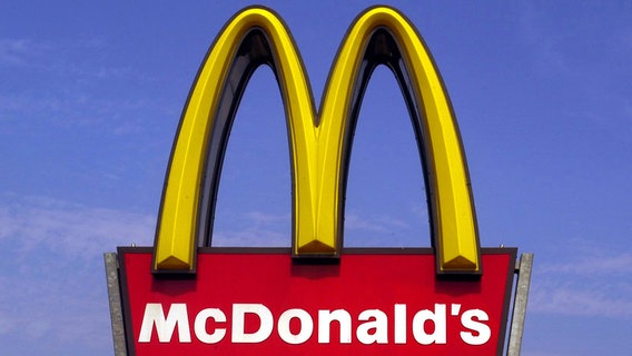 Das Logo der amerikanischen Fastfood-Kette McDonald's © dpa - Bildarchiv Foto: Peter Förster