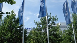 Allianz-Fahnen im Wind.  