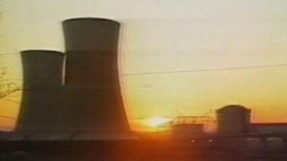 Zwei Kühltürme eines Atomkraftwerkes.  