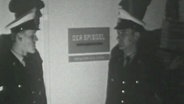 Polizisten vor der Spiegelredaktion  